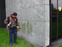 Reinigungsarbeiten an der Fassade